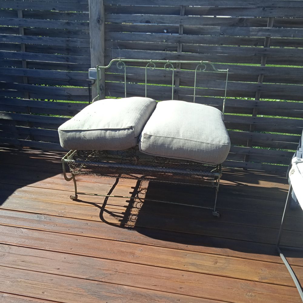 Banquette de jardin en fer, sommier ressorts coussins gris, Jardin