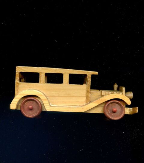 PETITE VOITURE EN BOIS 1927 RED SEDAN 4 Rennes (35)
