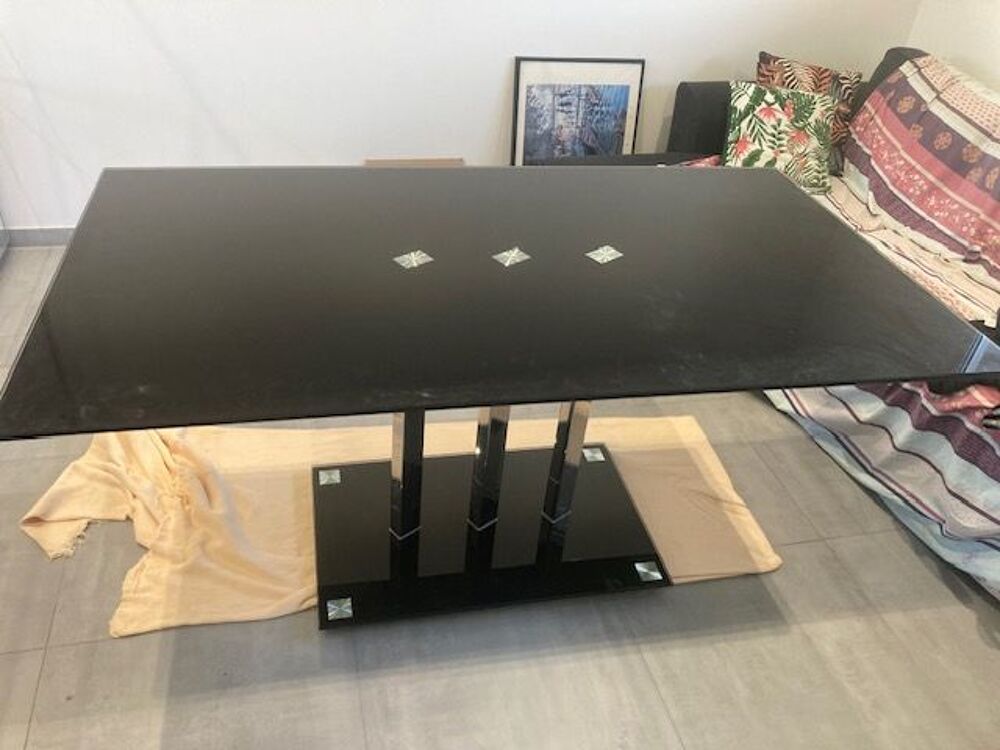 Table en verre noir, Meubles