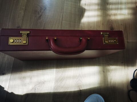 Mallette /porte documents Givenchy 230 Mornac-sur-Seudre (17)