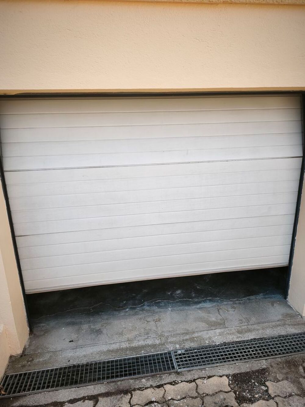 Porte de garage sectionnelle motoris&eacute;e Bricolage