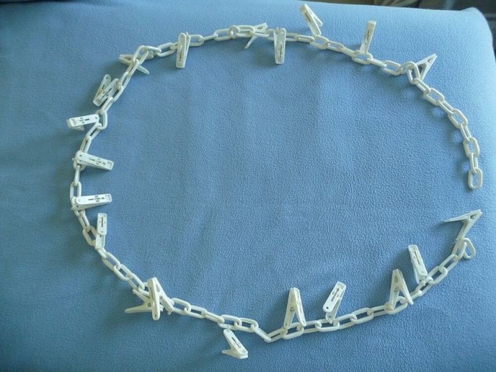 Chaine en plastique avec pinces pour accrocher jouets &amp; pelu Jeux / jouets