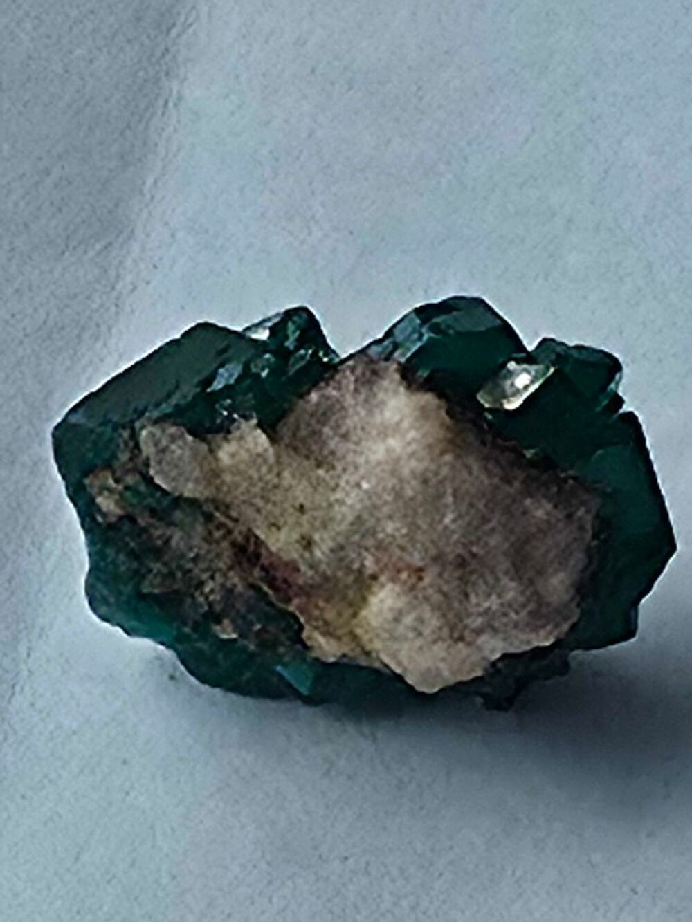 V&eacute;ritable cristal de Dioptase vert &eacute;meraude sur matrice (3g) 
