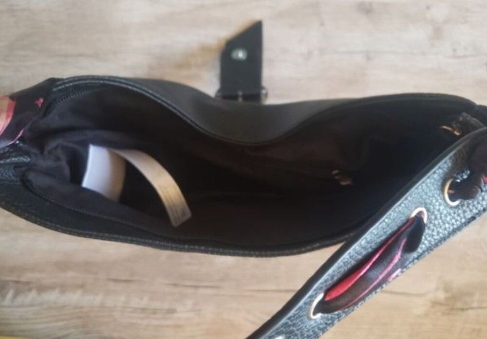 Sac &agrave; main noir avec foulard Maroquinerie