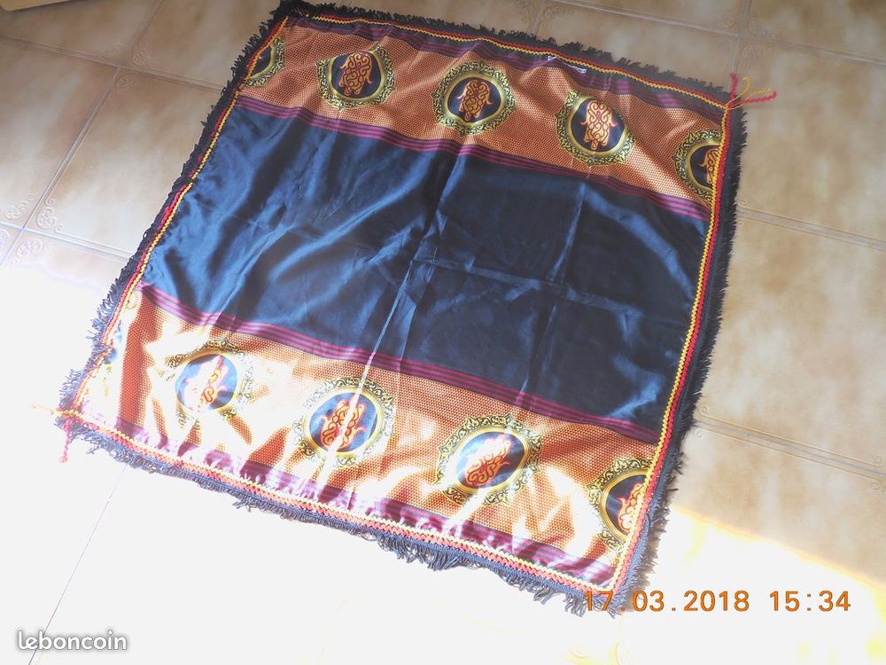 Foulard soyeux avec main de fatma Vêtements
