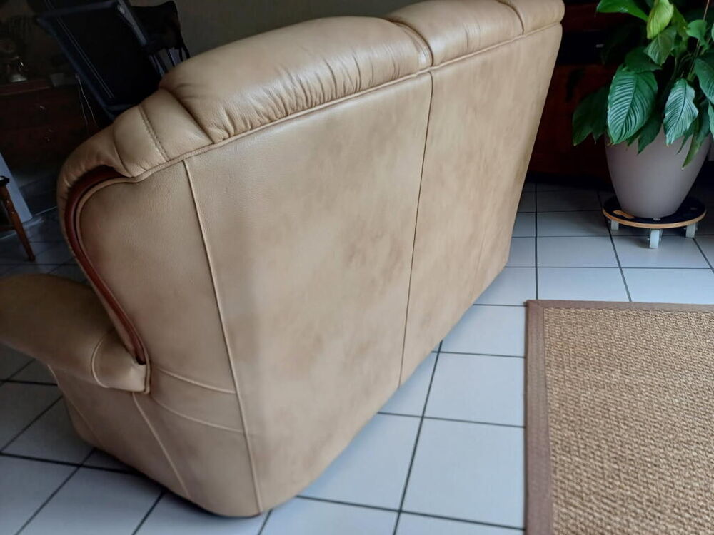 CANAPE CUIR TROIS PLACES TRES TRES BON ETAT Meubles