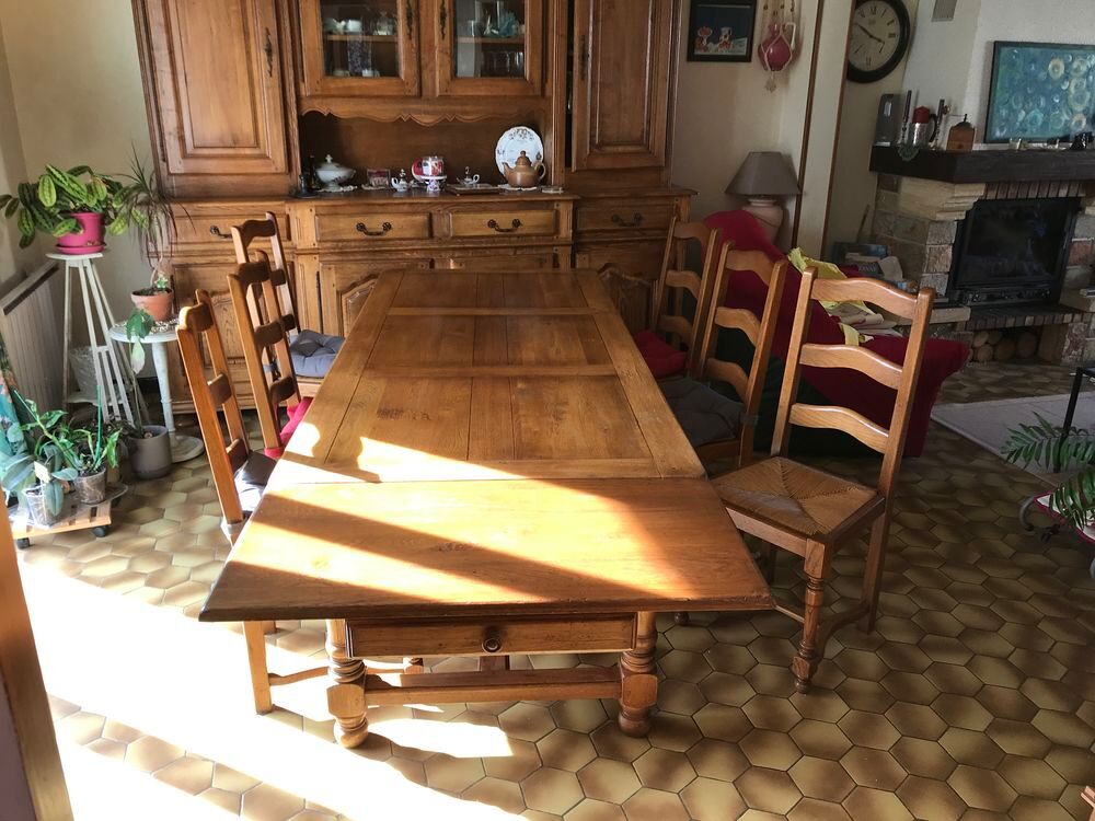 un buffet, une table et 6 chaises en ch&ecirc;ne massif. Meubles