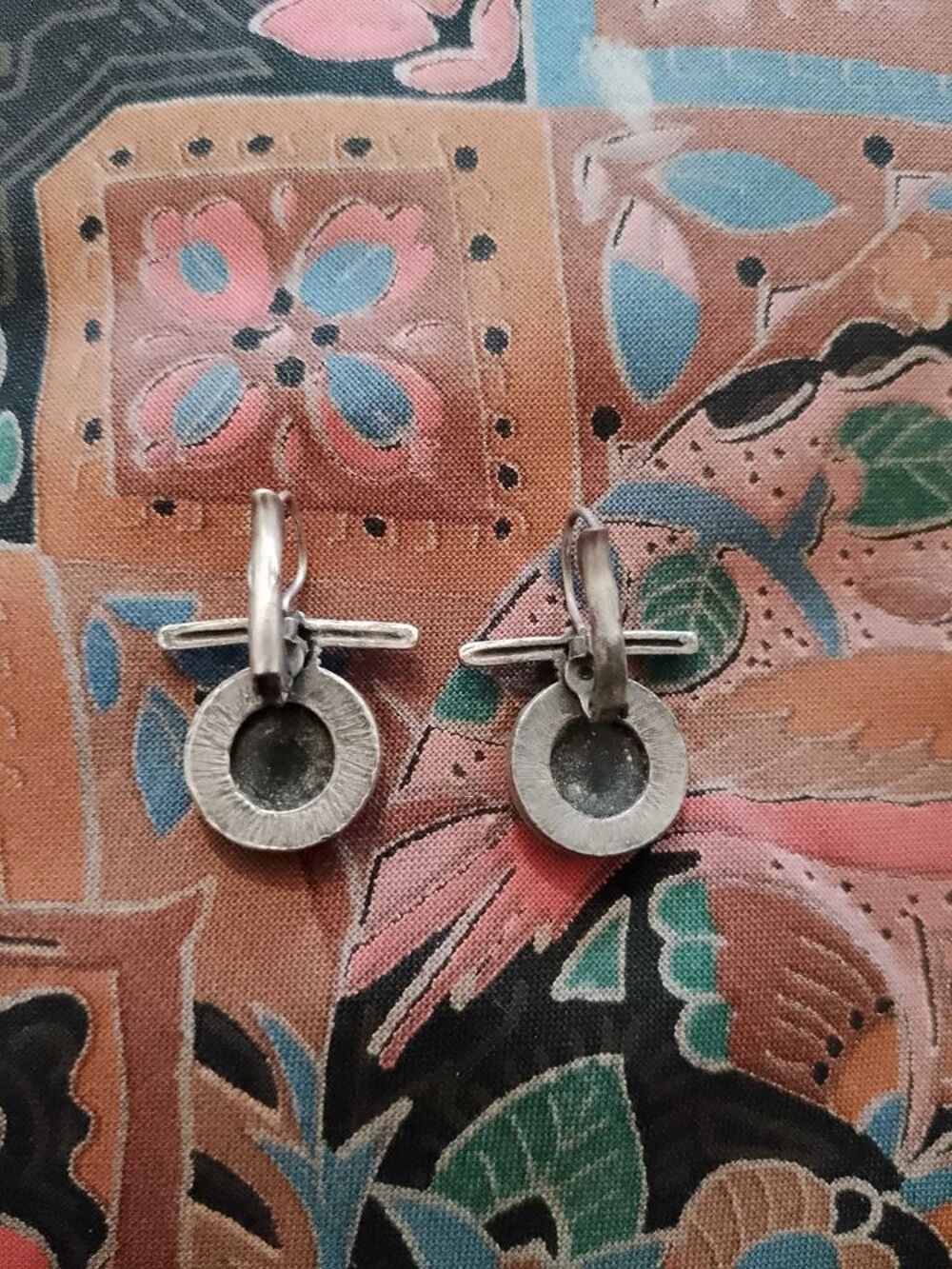 boucles d'oreilles en verre noir et m&eacute;tal argent&eacute; vintage ann&eacute;es 80. Bijoux et montres