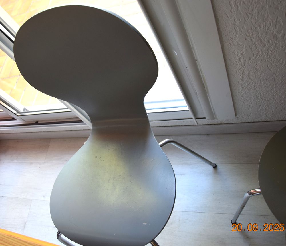 Table &agrave; manger et 4 chaises Meubles