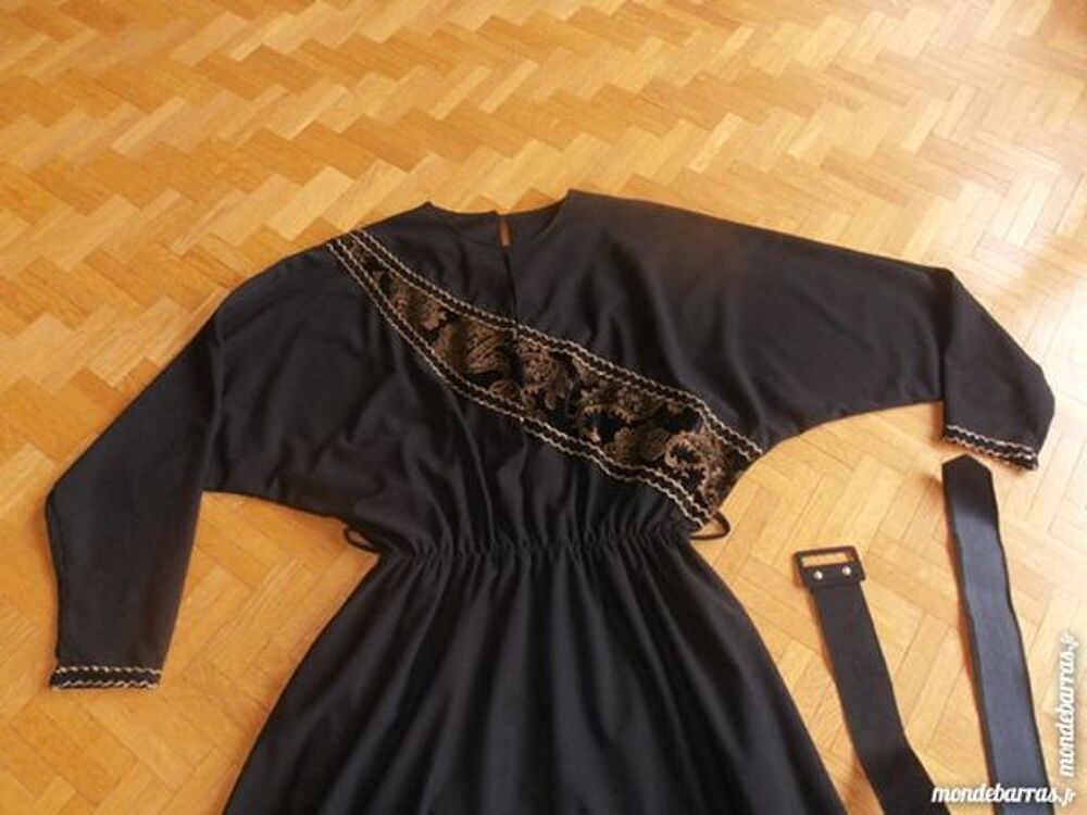 Robe habill&eacute;e noir et or 40/42 (50) Vêtements