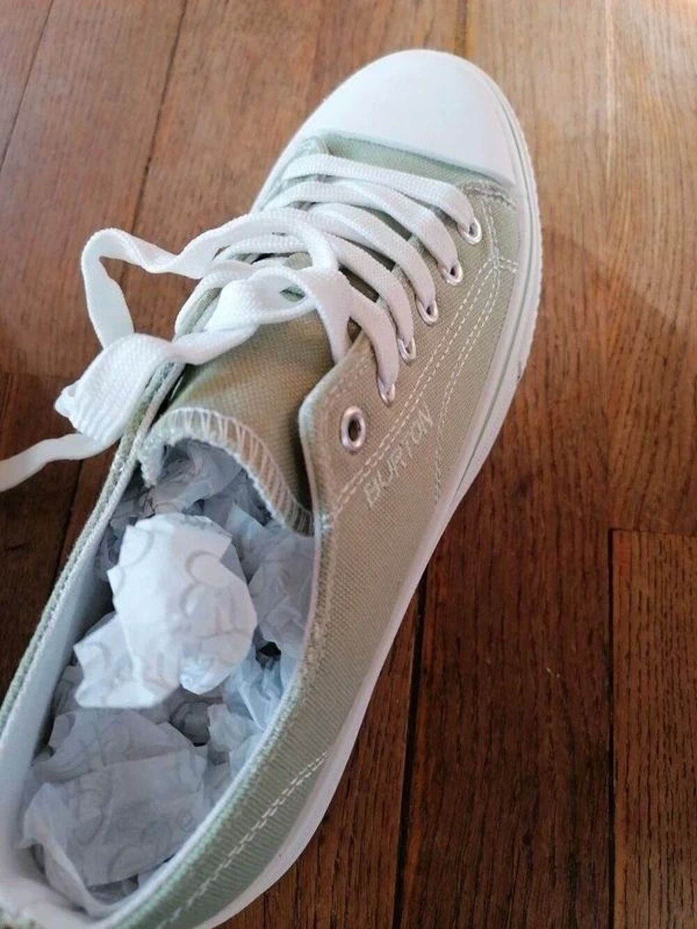 Baskets BURTON vertes neuves T40
Chaussures