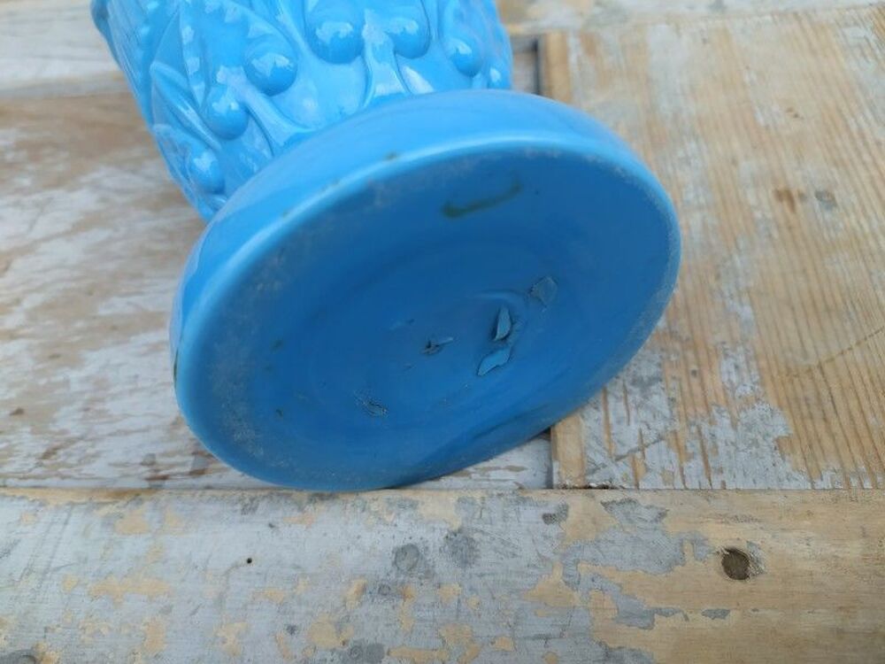 Ancien Vase Opaline Bleue Saint Louis D&eacute;cor Vigne 
Décoration