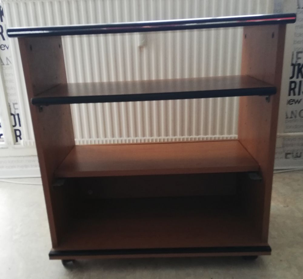 Petit bureau informatique en bois massif marron sur roulette Photos/Video/TV