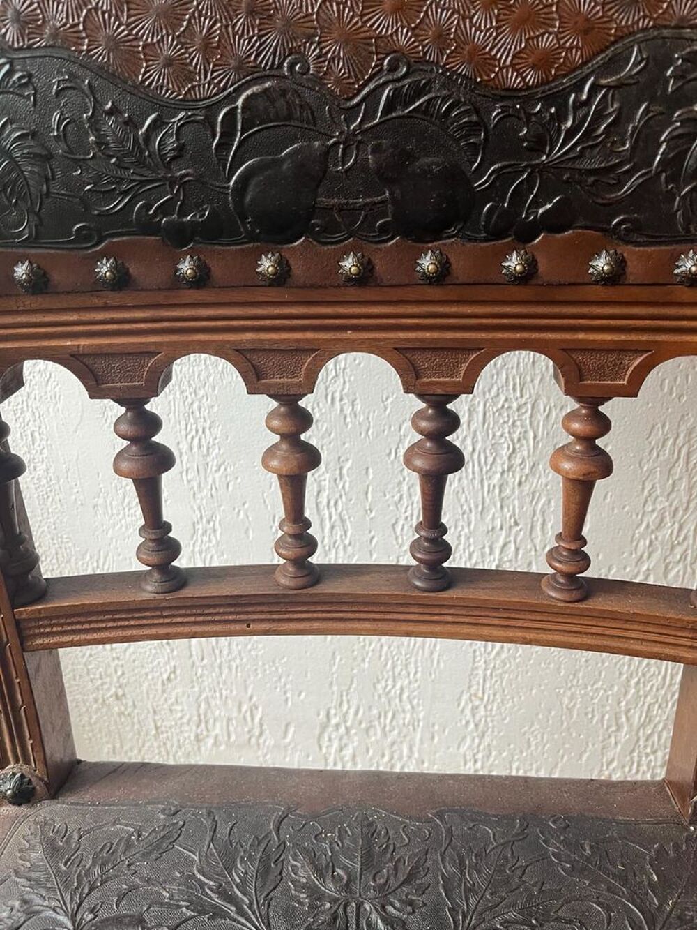 chaise ancienne rare cuir repouss&eacute; bourrage paille Meubles