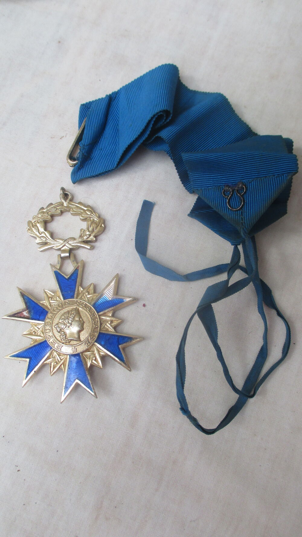 grosse m&eacute;daille. 