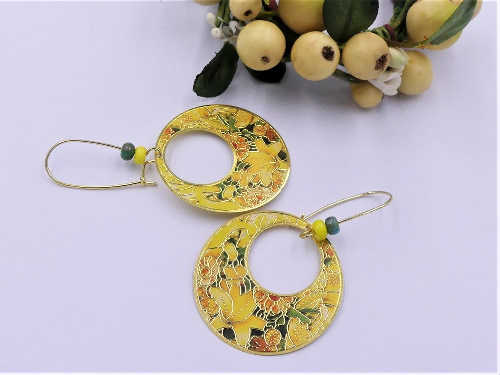 Boucles d'oreilles anneaux peint , perles verre et naturelle Bijoux et montres