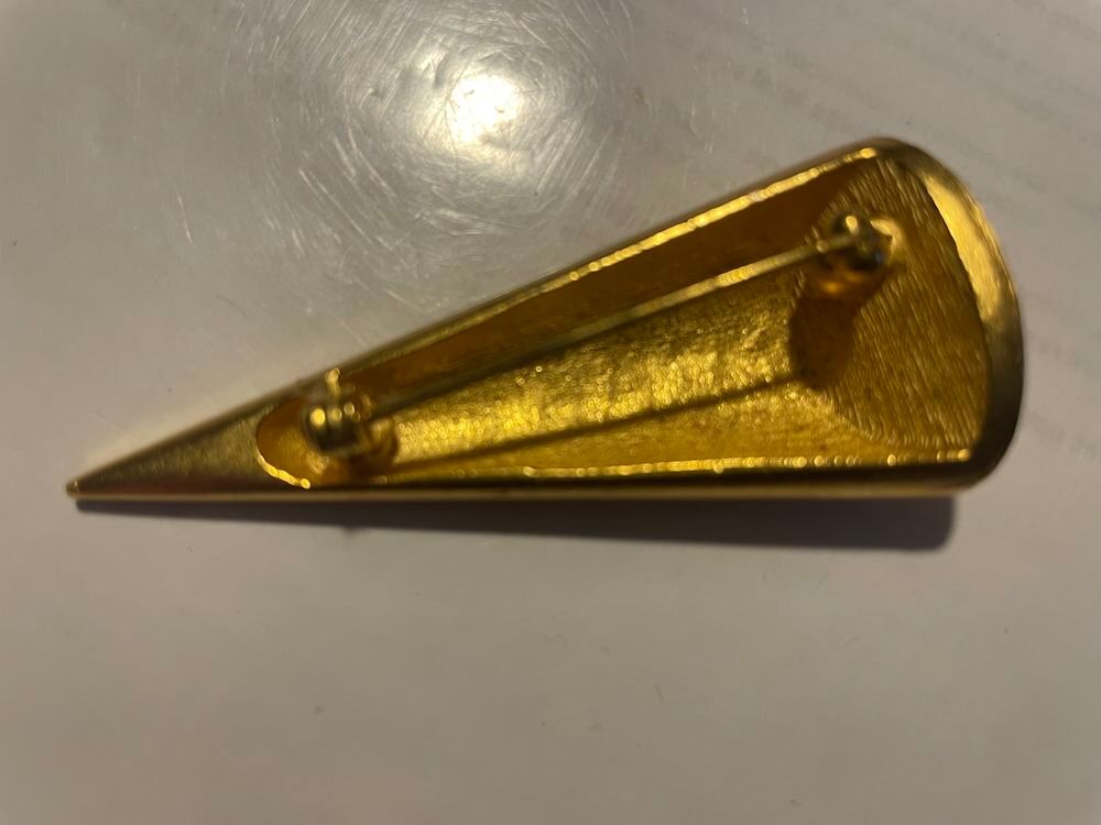 Broche dor&eacute;e conique Bijoux et montres