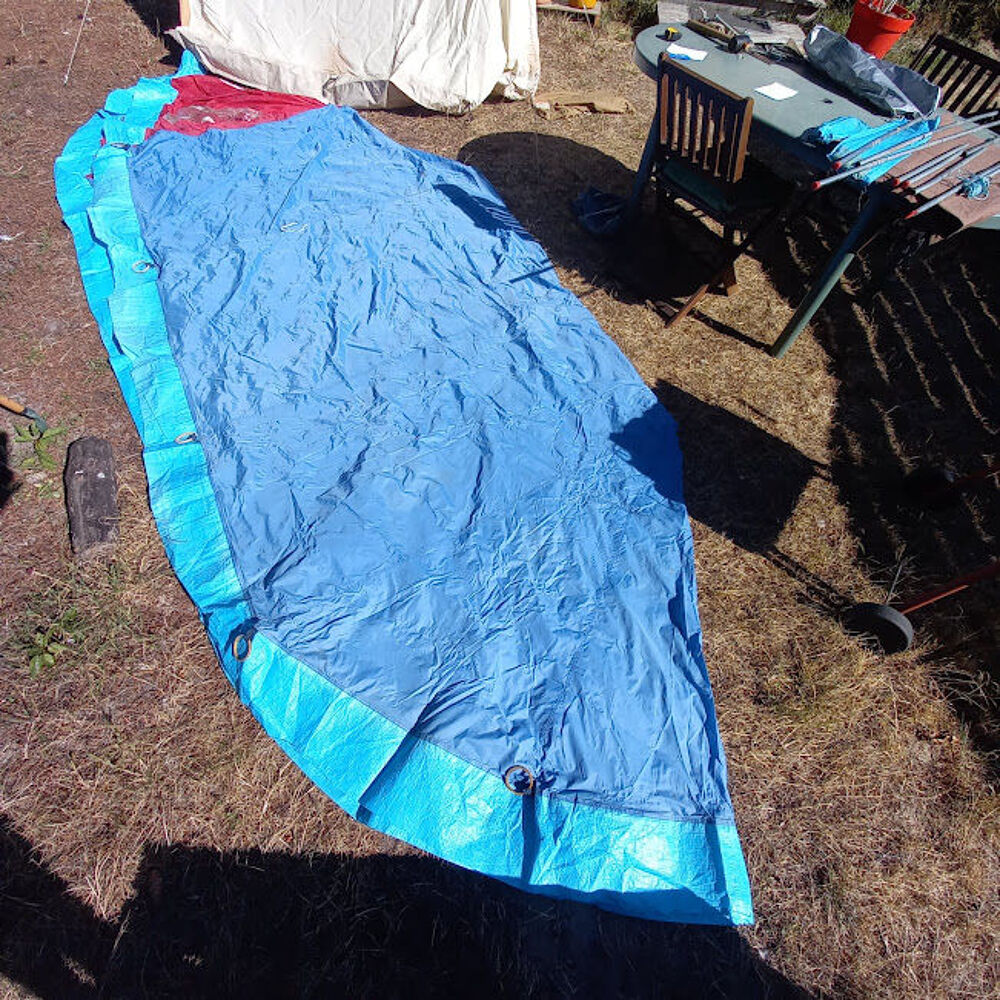 Toile de tente rouge et bleue pour prot&eacute;ger du mat&eacute;riel, du Jardin