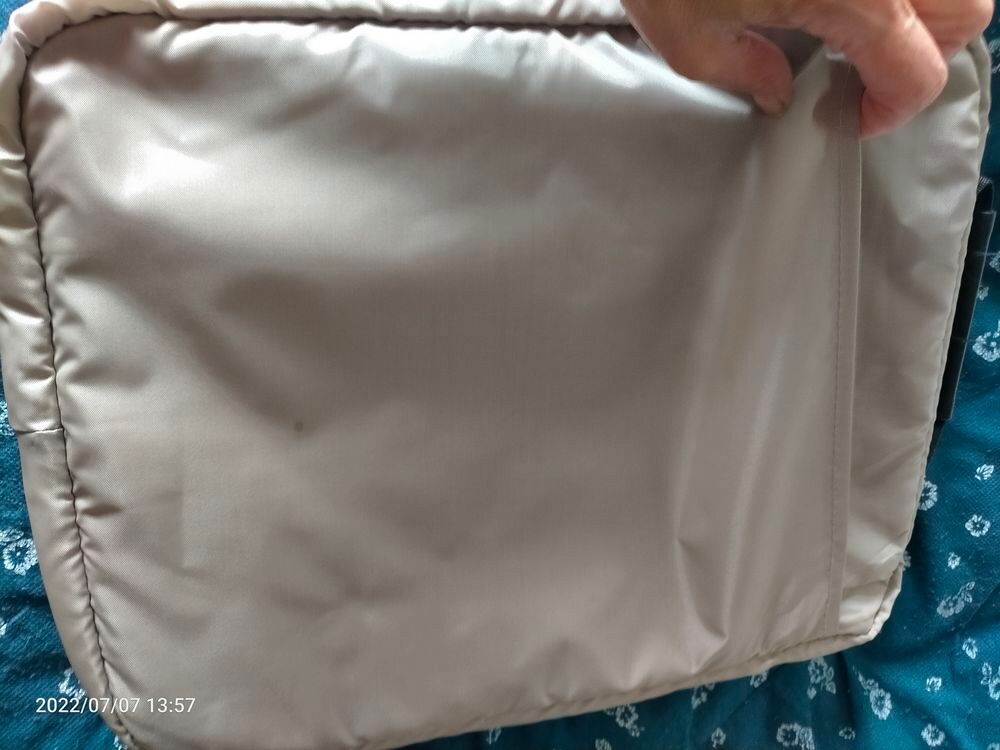 Offre pochette ordinateur verticale en tissu tr&egrave;s bon &eacute;tat. Matériel informatique