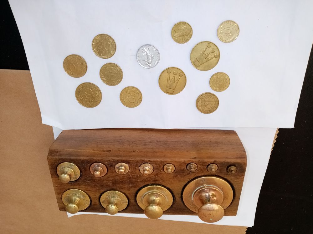 bo&icirc;te de poids compl&egrave;tes pour balance plus un lot de pi&egrave;ces 