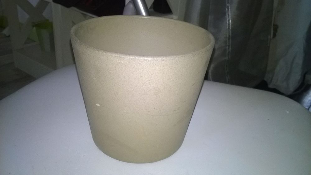 Joli pot marron
IKEA 
Jardin