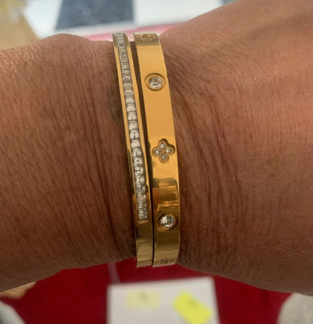 Lot de Bijoux Fantaisie Dor&eacute;s
- style Chic &amp; Tendance
Neuf Bijoux et montres