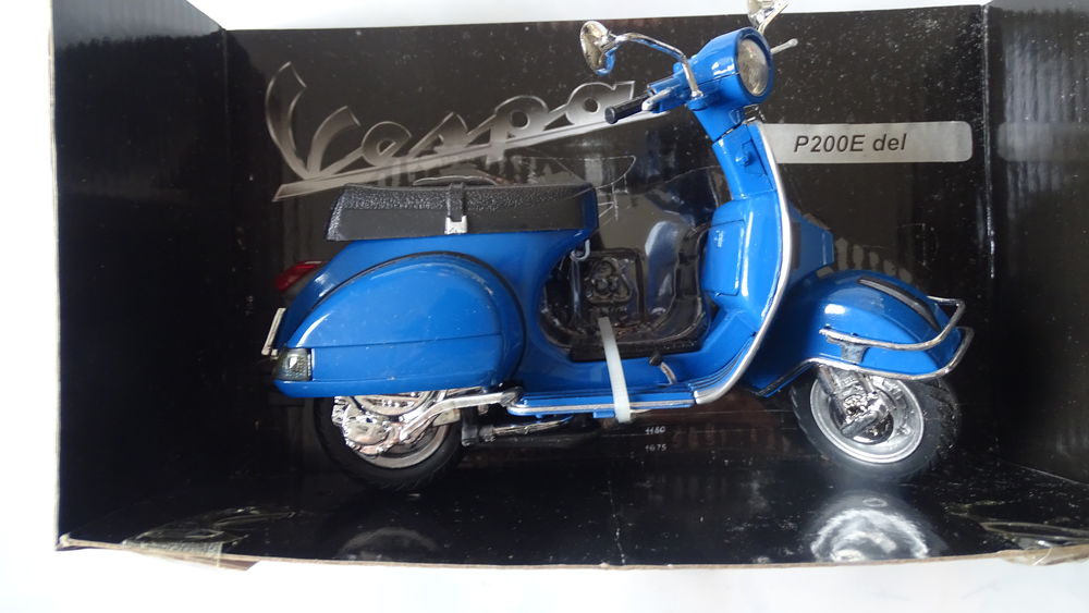 V44/SCOOTER VESPA
Echelle 1/12
Marque : NEWRAY
Etat neuf Jeux / jouets