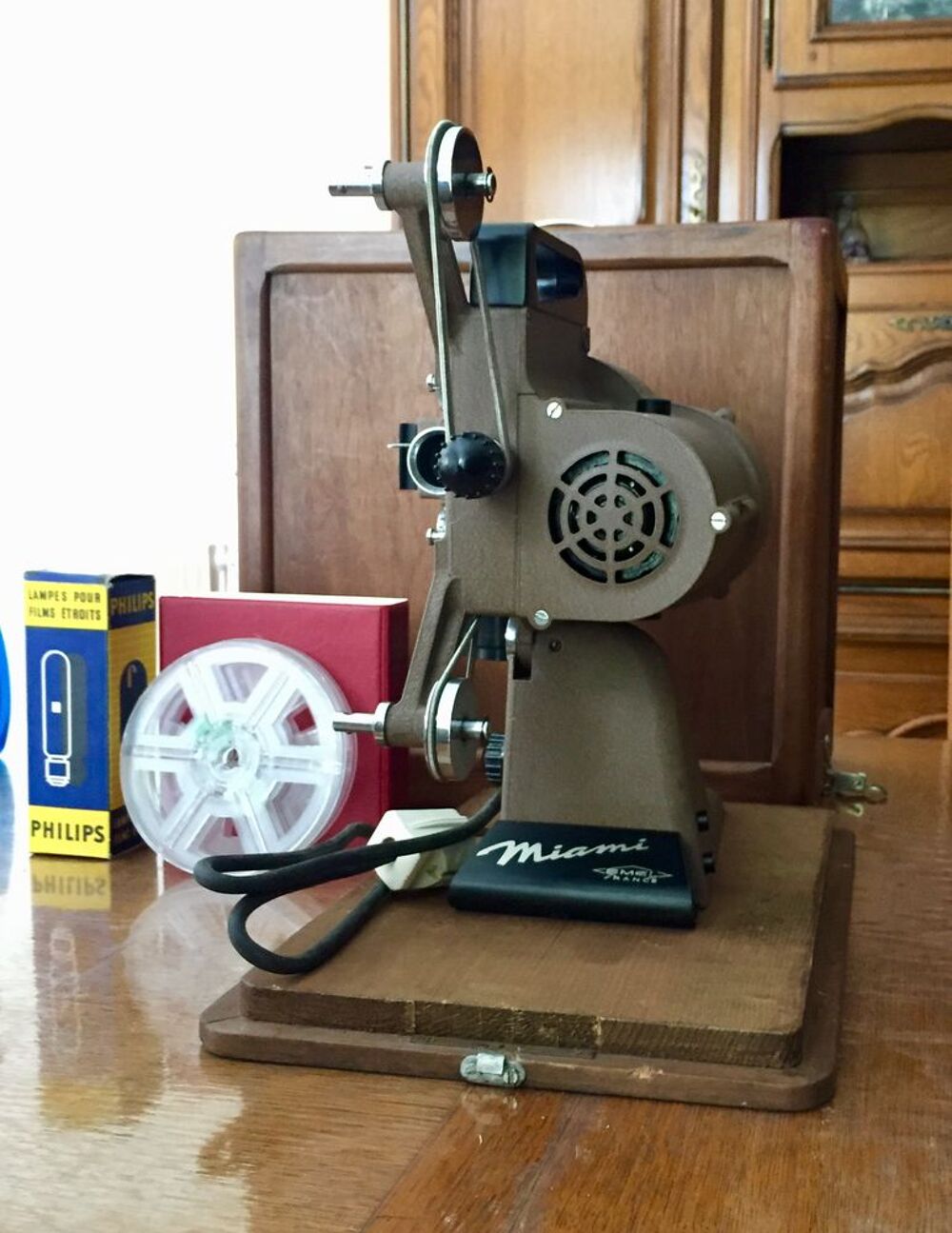 divers appareil photos anciens et mat&eacute;riel de bureau 