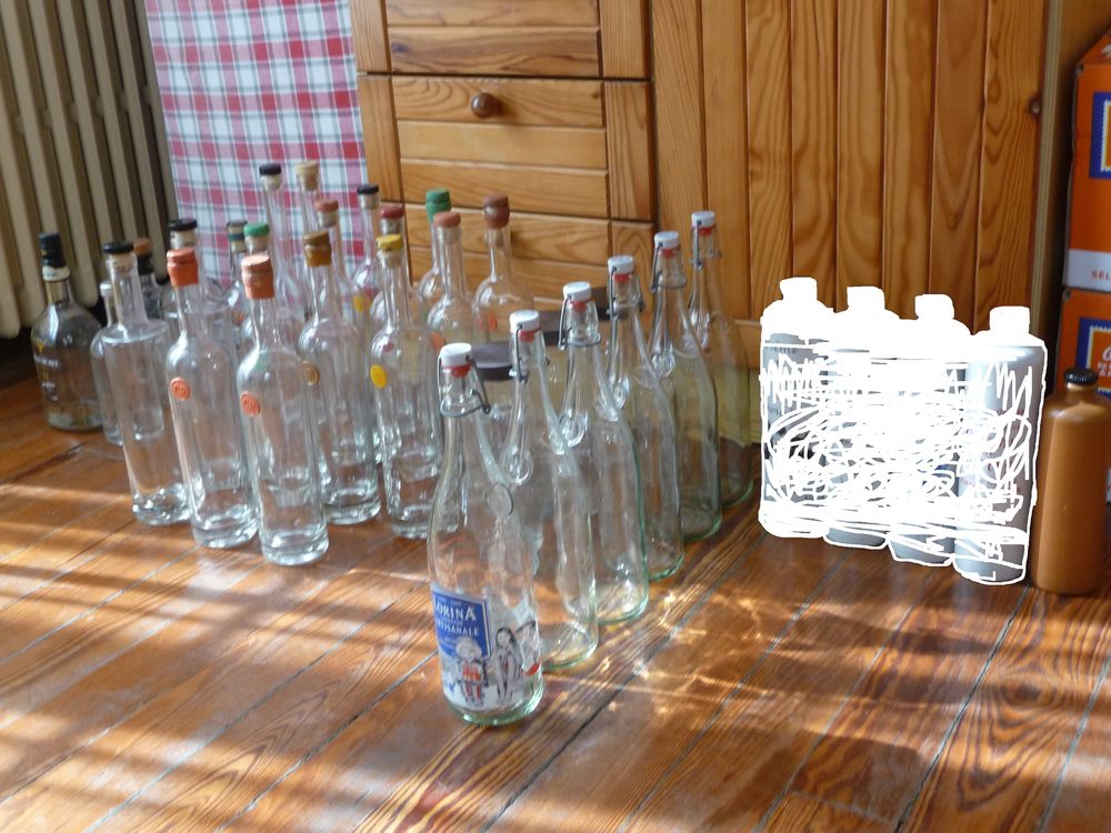 LOT DE 33 BOUTEILLES ET FLACONS VIDES Décoration
