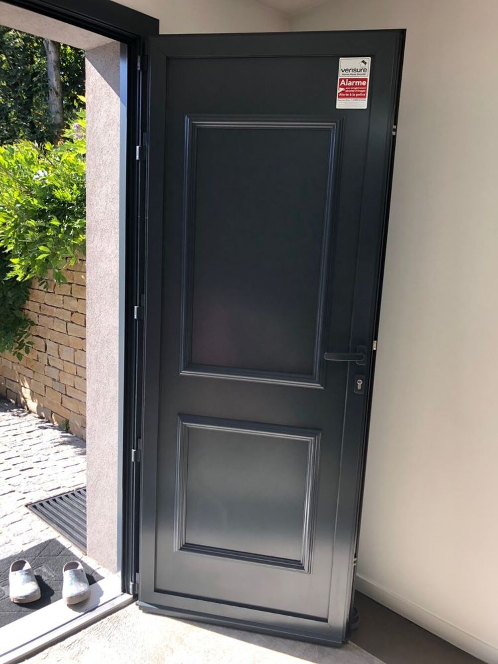 Porte d'entr&eacute;e blind&eacute;e en aluminium.
Bricolage