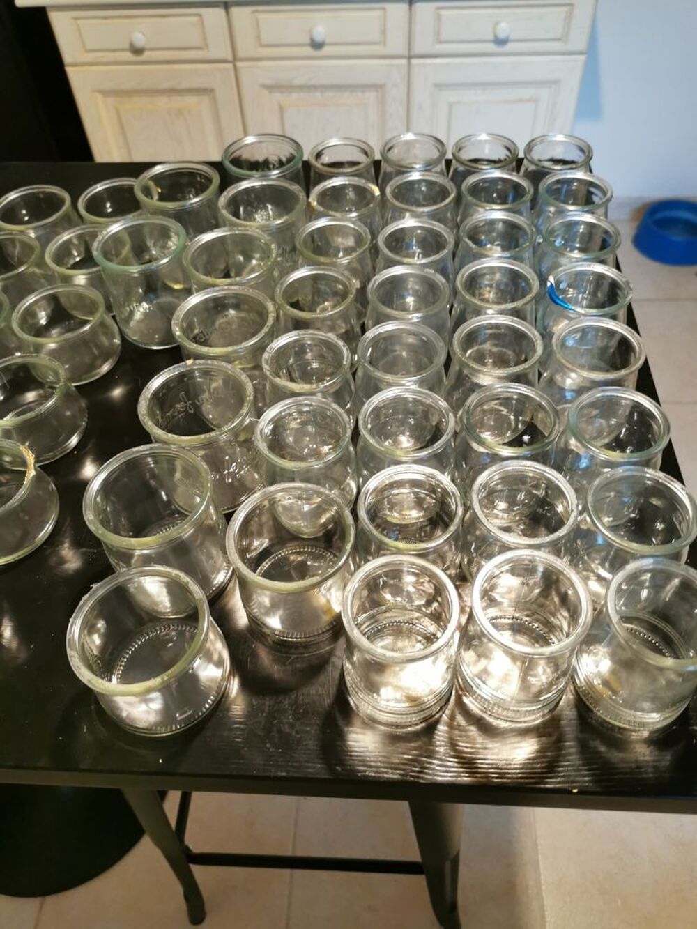 Donne pots en verre-yaourts et pots de cr&egrave;me. Cuisine