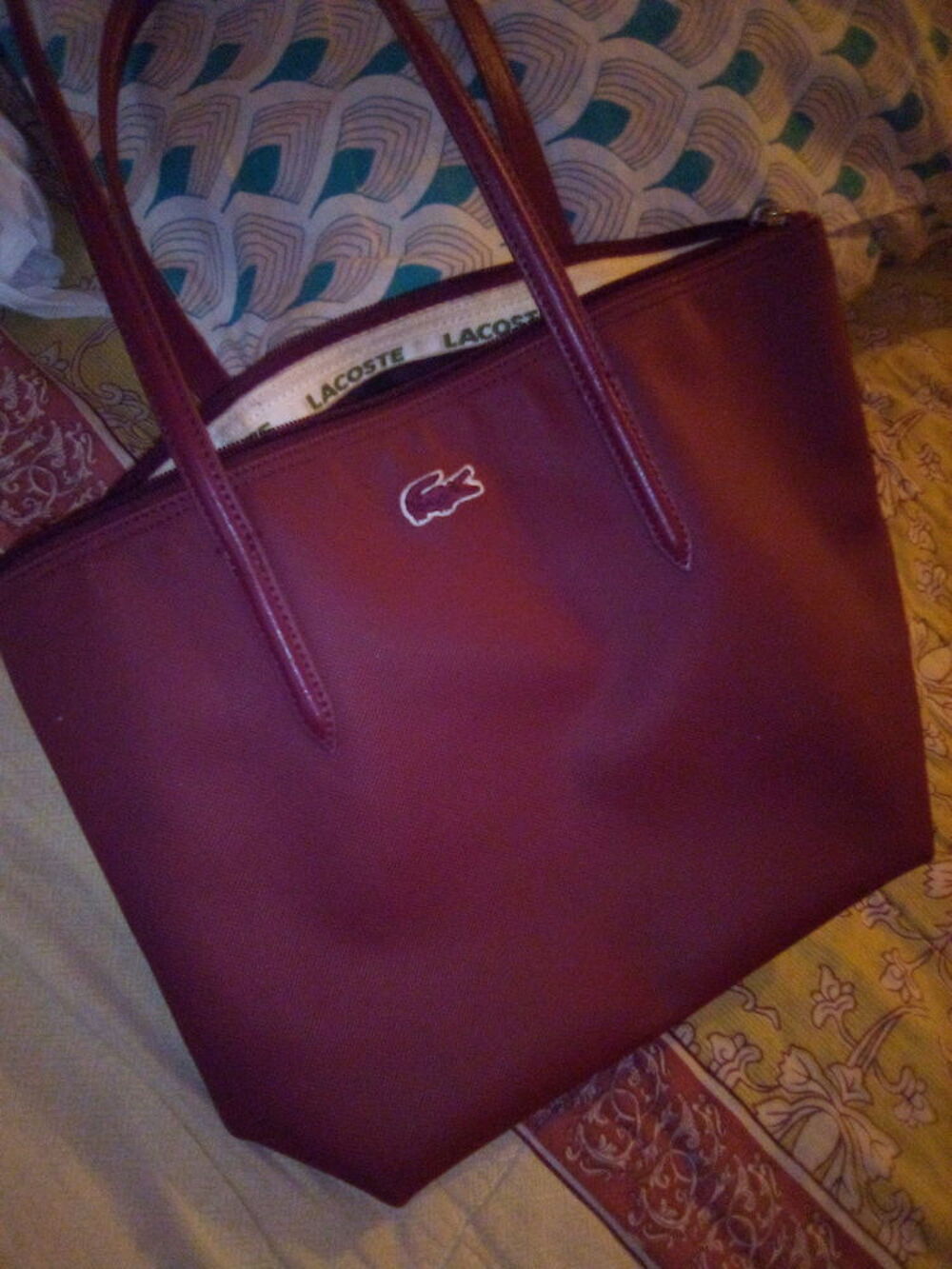 Je un sac Lacoste tr&egrave;s peu utilis&eacute; de couleur grena Maroquinerie