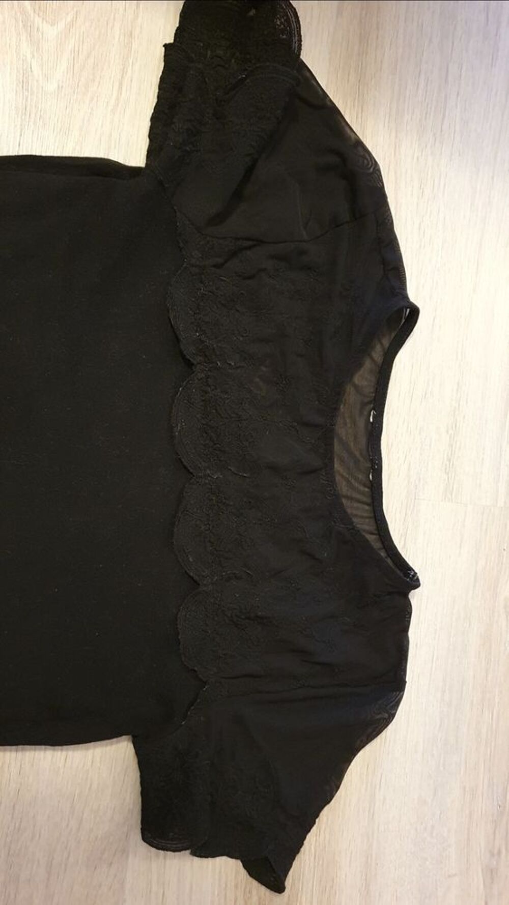 Tee-shirt noir d&eacute;collet&eacute; brod&eacute; fleurs et transparent Vêtements