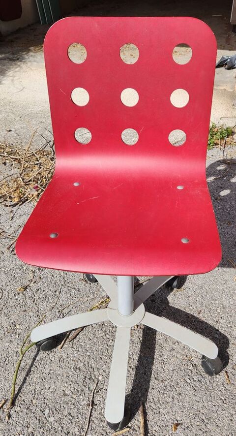 1 Chaise rouge à roulettes 10 Marseille 13 (13)