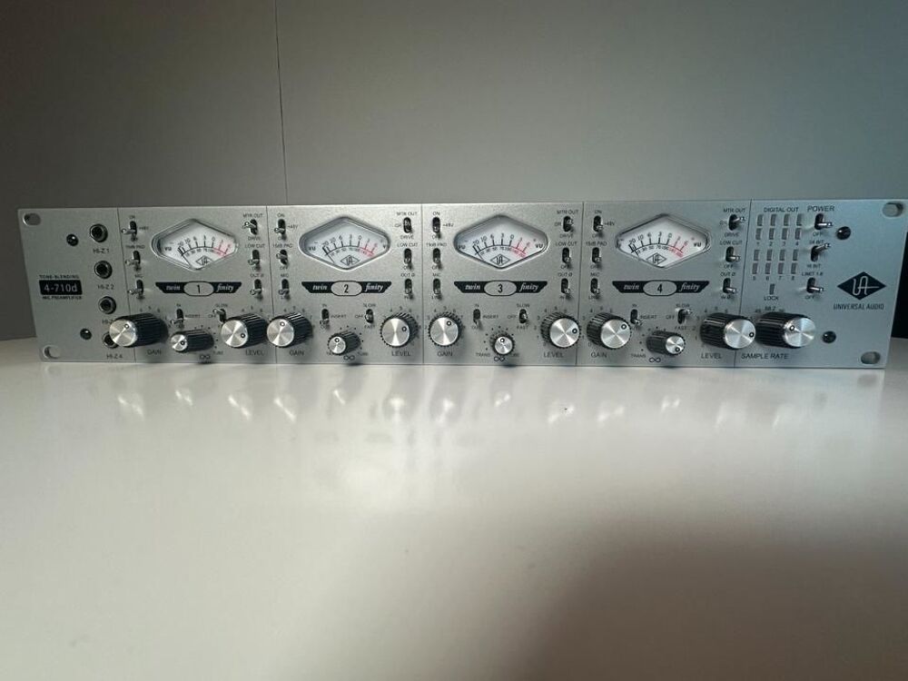 Pr&eacute;amplificateur 4 canaux Universal Audio 4-710D Twin-Finity Instruments de musique