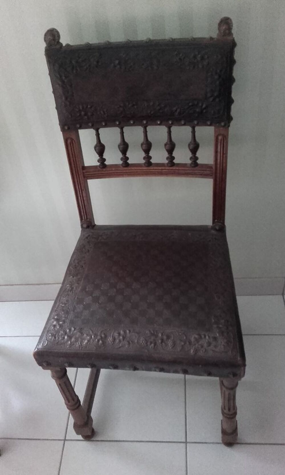 Lot de 4 chaises anciennes en cuir Meubles