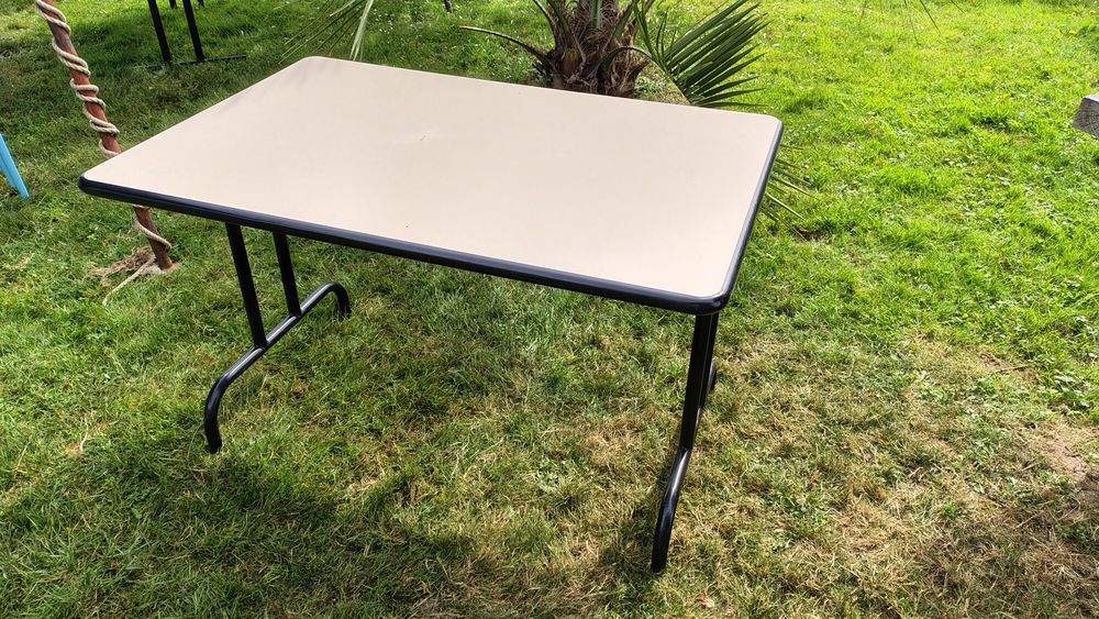 Table pliante bords anti chocs bon &eacute;tat Meubles