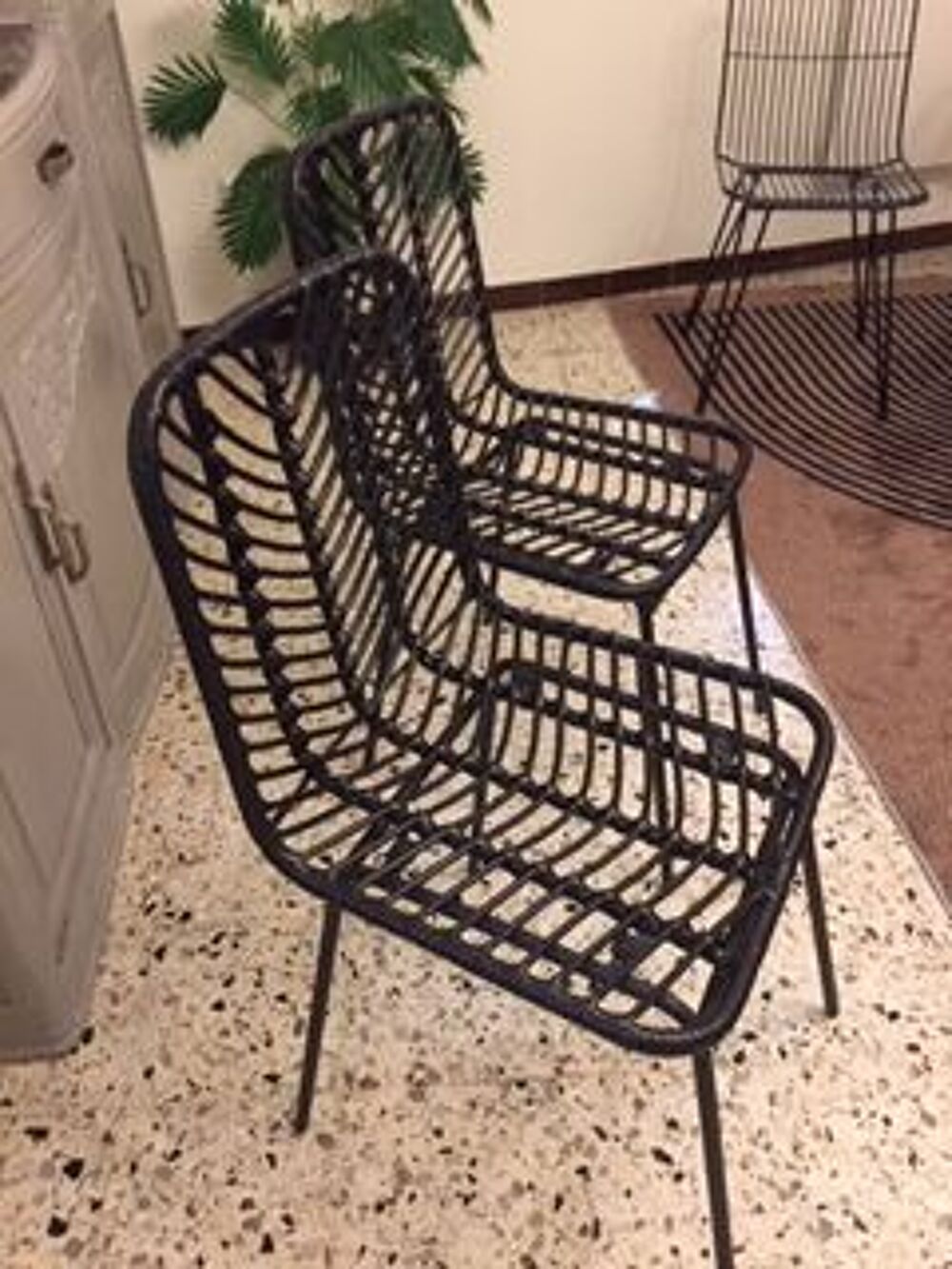 4 chaises noires &agrave; 2 design diff&eacute;rents Meubles