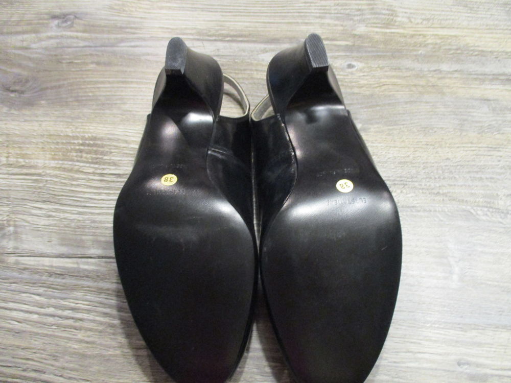 CHAUSSURES D'ETE ENTIEREMENT EN CUIR POINTURE 38 Chaussures