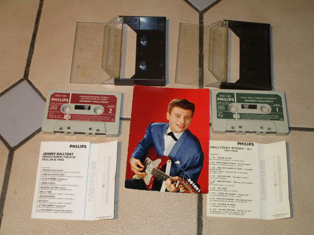 VIEILLES CASSETTES AUDIO+CARTE POSTALE JOHNNY HALLYDAY 