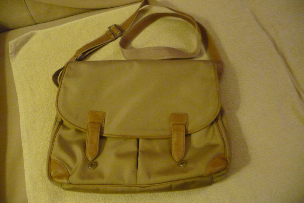 sac besace en toile et cuir "camel"
Maroquinerie