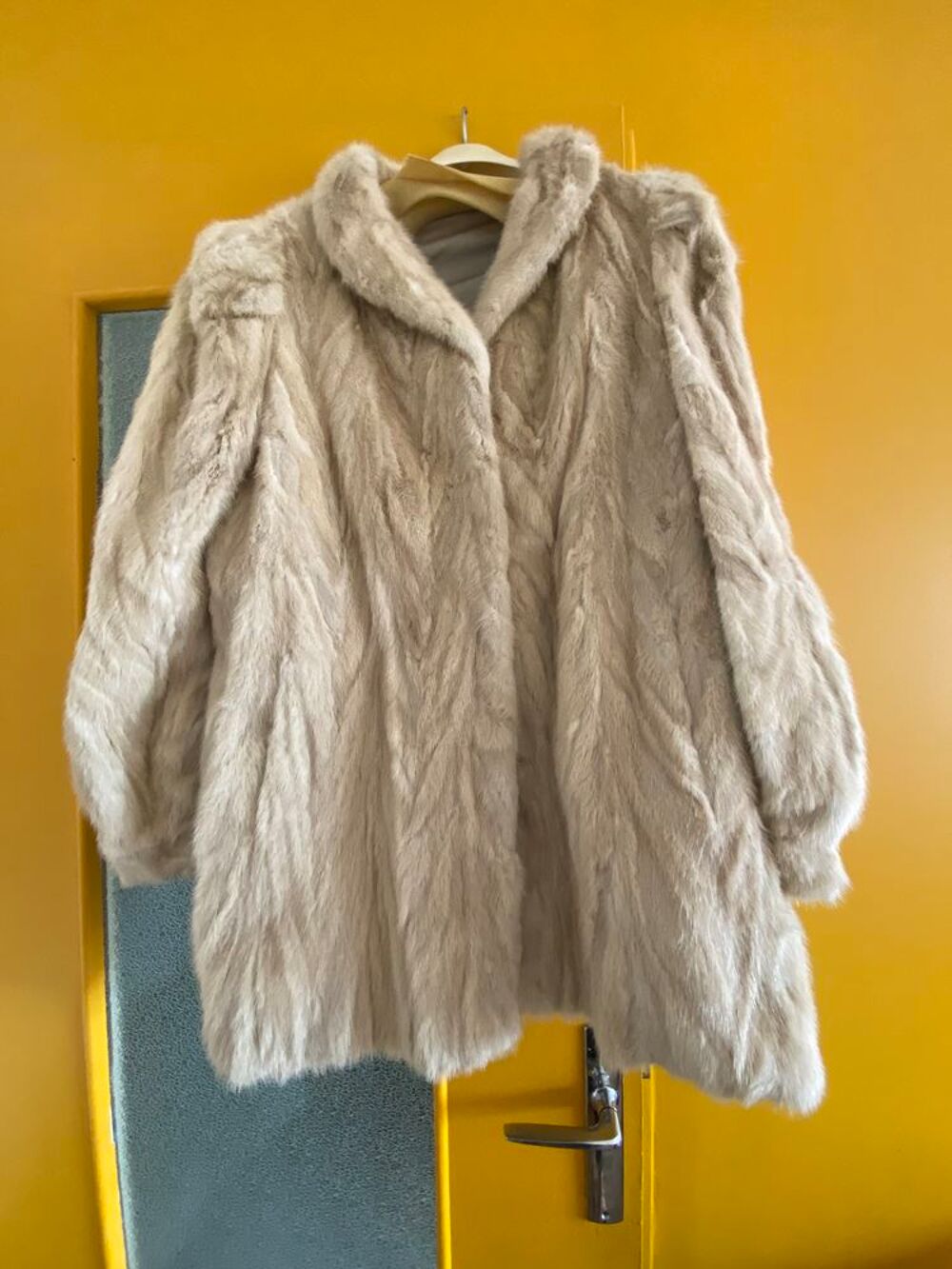 Manteau vison blanc 3/4.
Vêtements