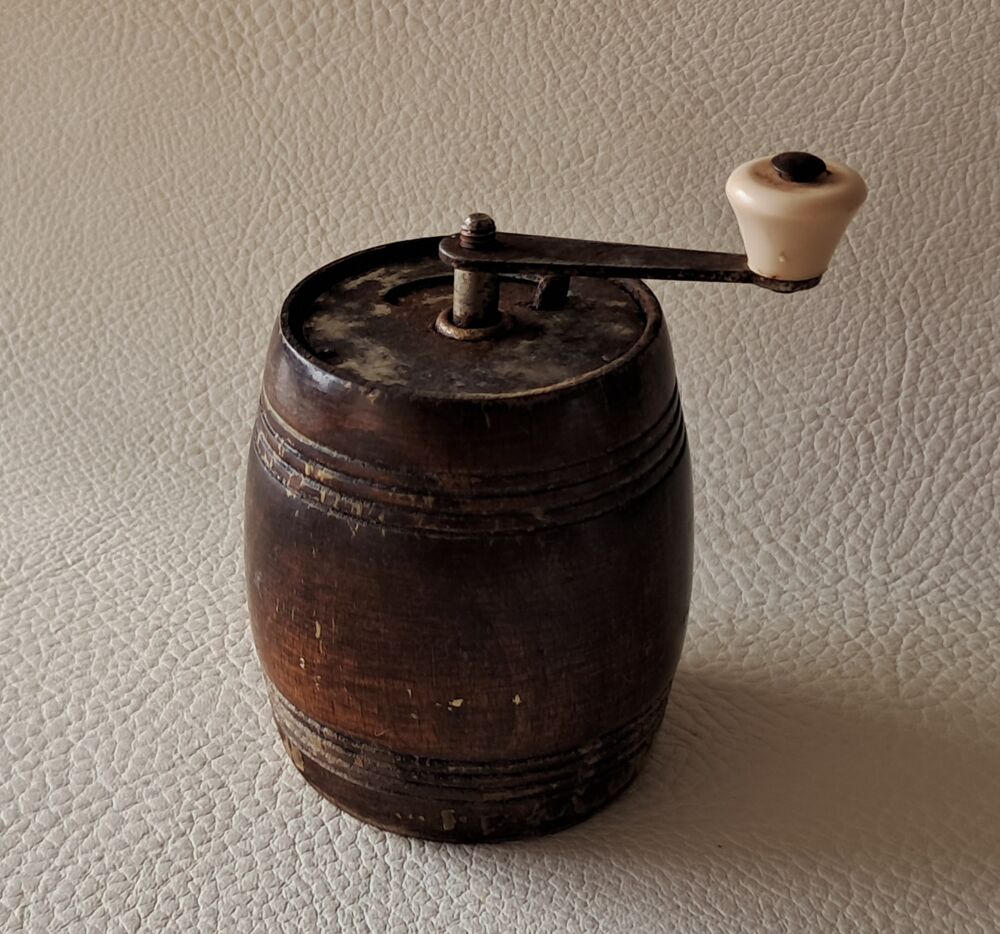 ancien moulin &agrave; poivre en bois en forme de tonneau 
marlux 
