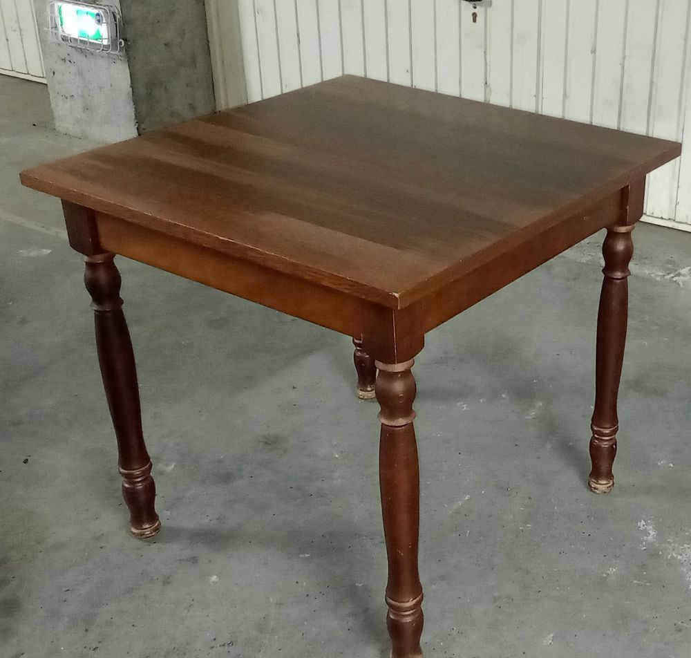 Table carr&eacute;e. Meubles