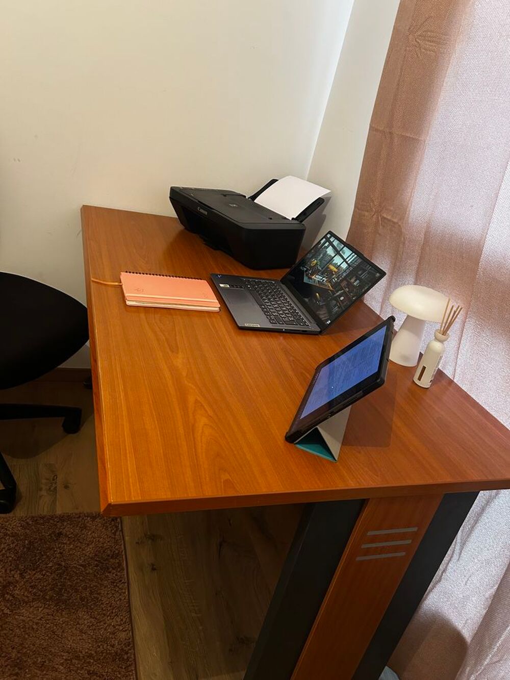 Bureau solide en tr&egrave;s bon &eacute;tat avec chaise Meubles