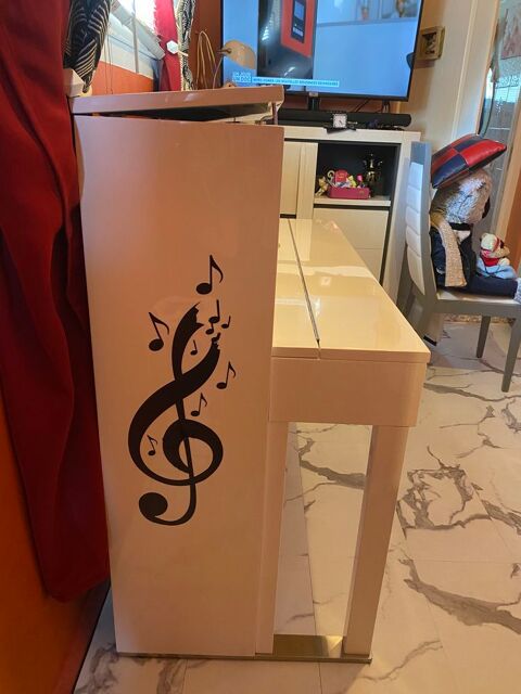 BEAU Piano RITMULLER LT 2 
Tr�s bon �tat  - ann�e 2012
2200 Ch�teau-Renault (37)