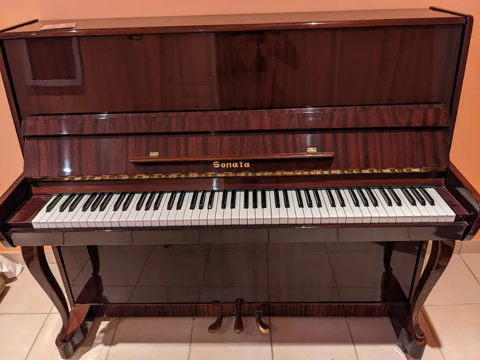 Piano droit  Sonata   210 Lorgues (83)