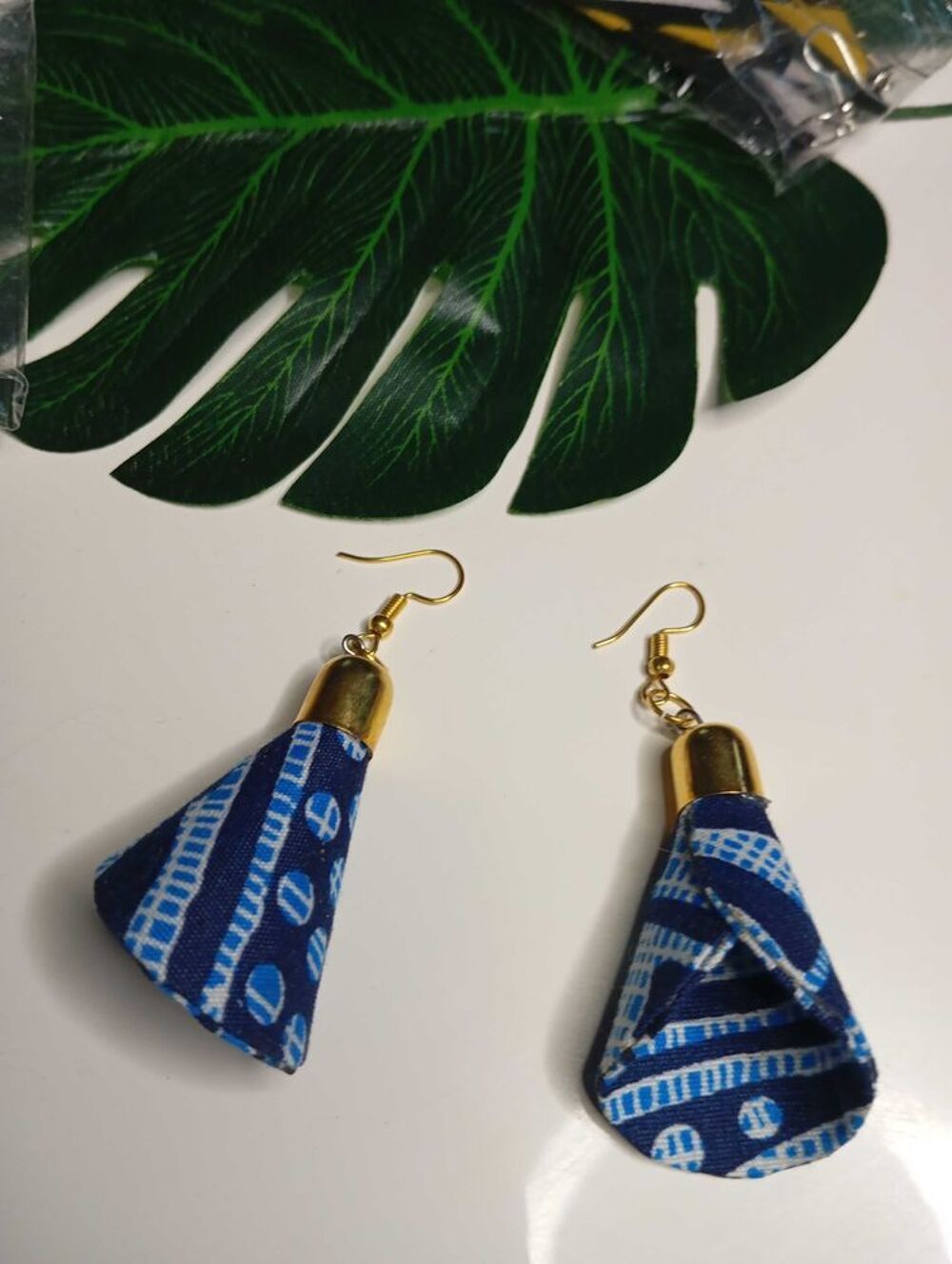 Boucle d'oreille forme c&ocirc;ne, customis&eacute;e en tissu pagne, tissu Ndop Ouest Cameroun. Bijoux et montres