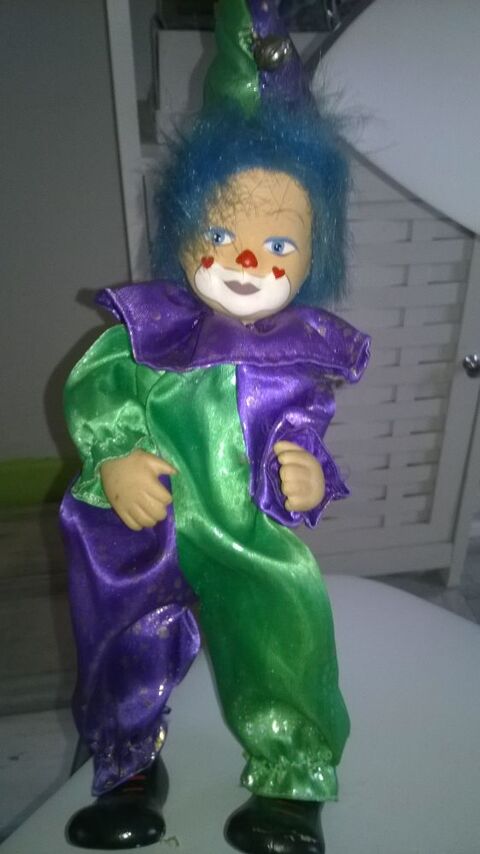 Clown avec clochette
Excellent etat
T�te en c�ramique 
8 Talange (57)