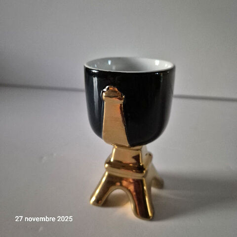 La Tour Eiffel en coquetier,  porcelaine d'époque moderne or 30 Saumur (49)